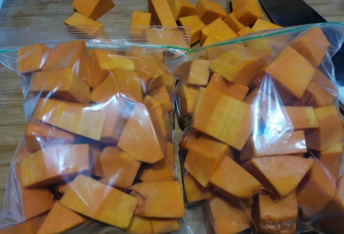 Bí đỏ đã cắt 1 miếng mà cho luôn vào tủ lạnh bảo quản là sai lầm: Cách này giữ tươi cả năm không hỏng- Ảnh 4.