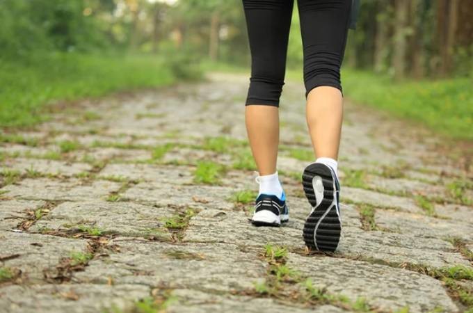 Sau tuổi 45, tôi đã đi bộ kiểu này: Không ngờ mỡ bụng giảm nhanh hơn cả tập gym- Ảnh 1.