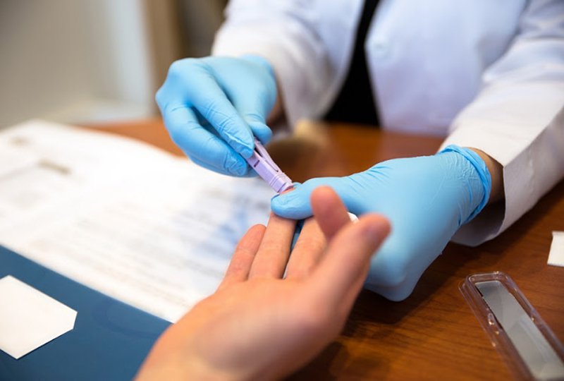 Nhận kết quả nhiễm HIV 15 ngày trước lễ cưới, chàng trai ngỡ mất tất cả cho đến khi cô dâu nói 1 câu- Ảnh 2.