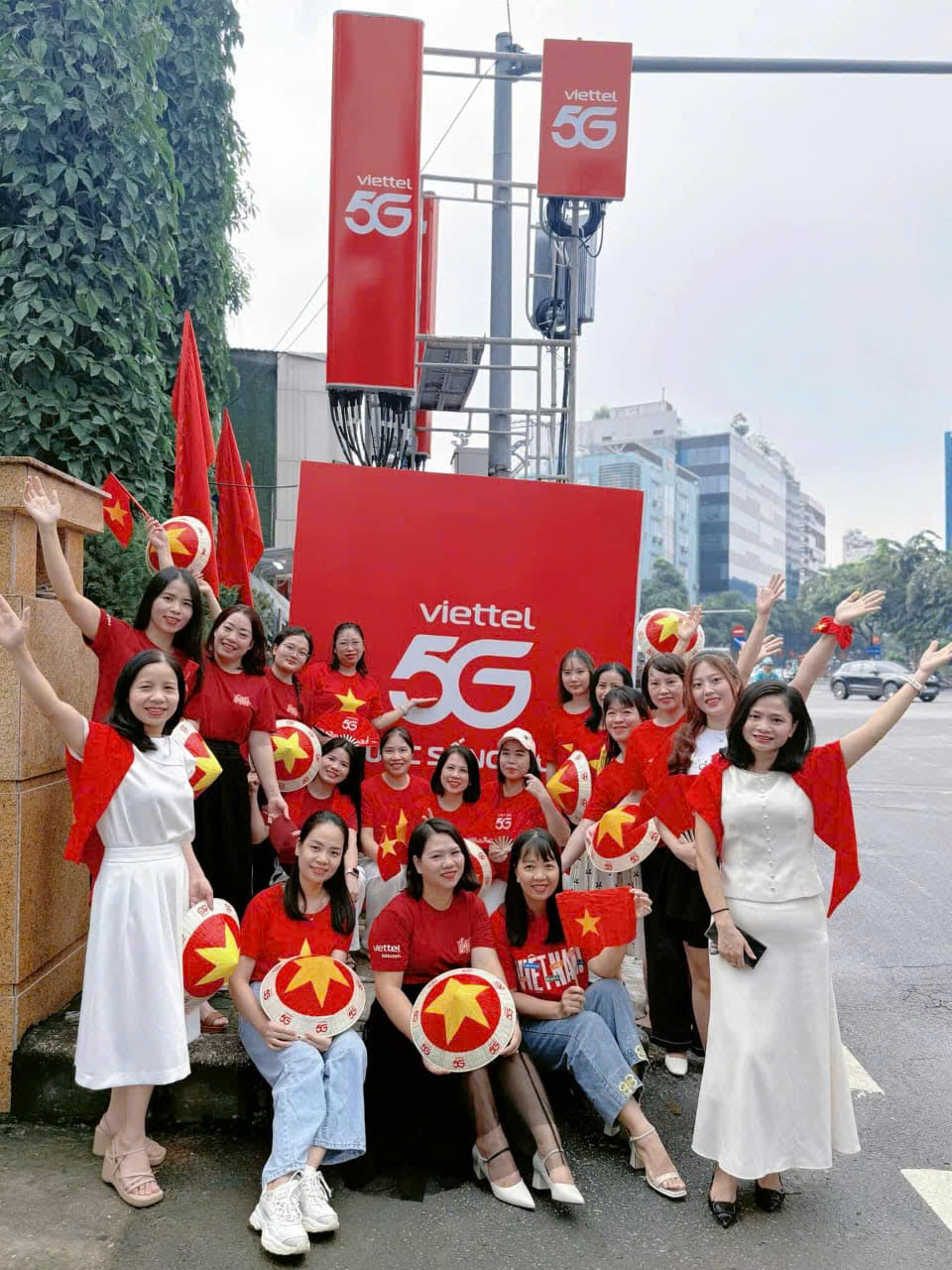 Du khách và giới trẻ lan toả không khí Quốc khánh với nón lá, quạt giấy- Ảnh 1.