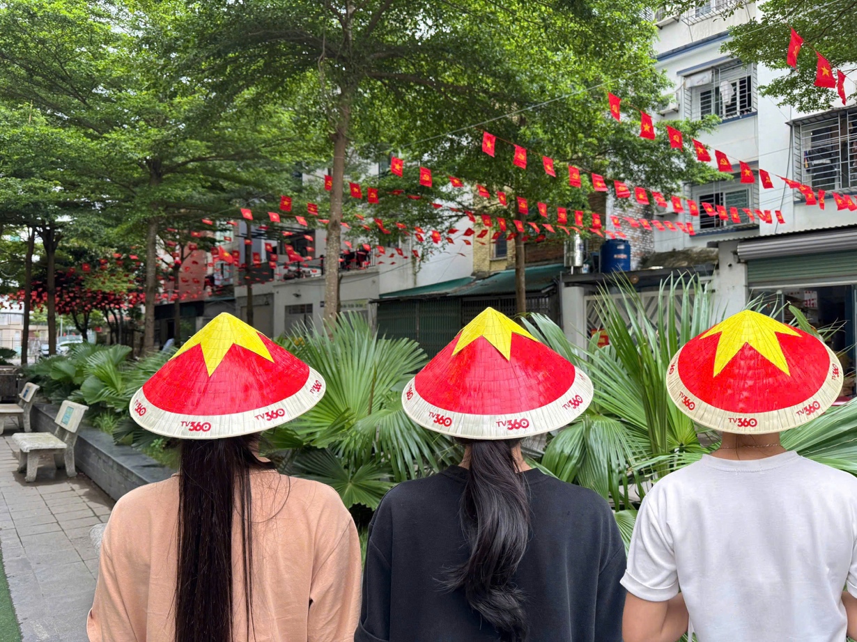 Du khách và giới trẻ lan toả không khí Quốc khánh với nón lá, quạt giấy- Ảnh 3.