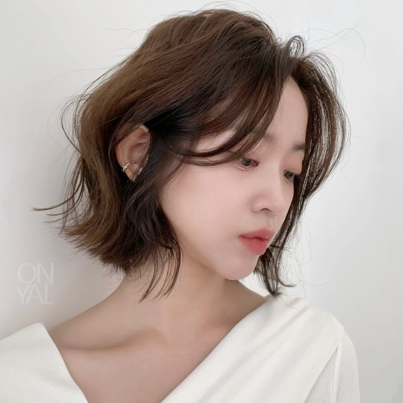 Kiểu mái nào cho tóc ngắn? 8 mẫu mái "chuẩn xinh" giúp gương mặt thon gọn, giai đoạn tóc mọc dài cũng dễ chăm- Ảnh 2.