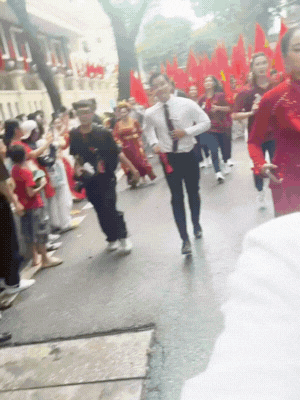 Khối nghệ sĩ thi nhau "chạy marathon" giữa tổng duyệt, ai chứng kiến cũng phải bật cười: Chuyện gì đây?- Ảnh 3. Khối nghệ sĩ thi nhau "chạy marathon" giữa tổng duyệt, ai chứng kiến cũng phải bật cười: Chuyện gì đây?- Ảnh 3.