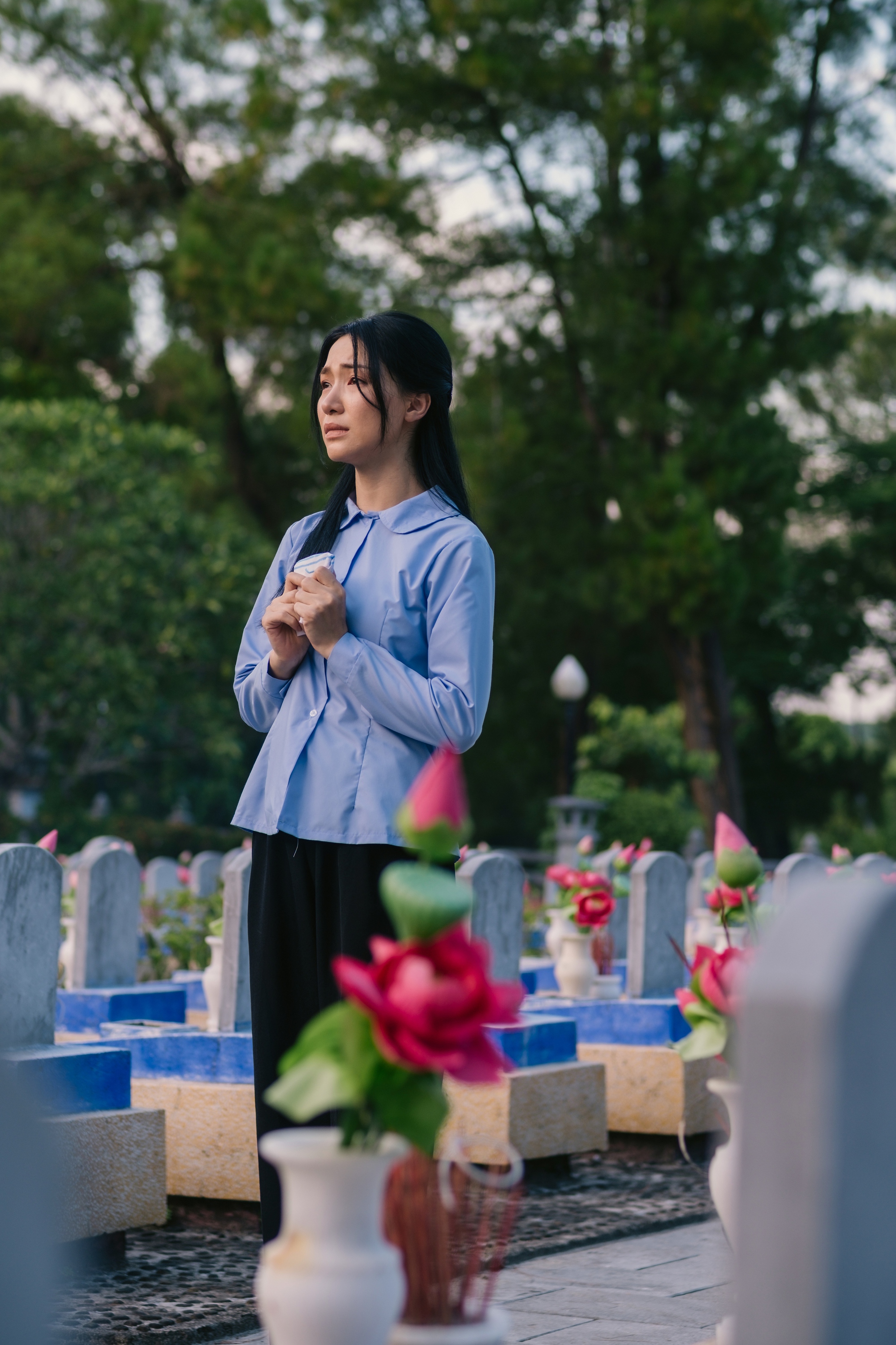 Hậu trường MV "Nỗi Đau Giữa Hòa Bình" của Hòa Minzy: Stylist biến ký ức thời bao cấp thành thời trang màn ảnh- Ảnh 4. Hậu trường MV "Nỗi Đau Giữa Hòa Bình" của Hòa Minzy: Stylist biến ký ức thời bao cấp thành thời trang màn ảnh- Ảnh 4.