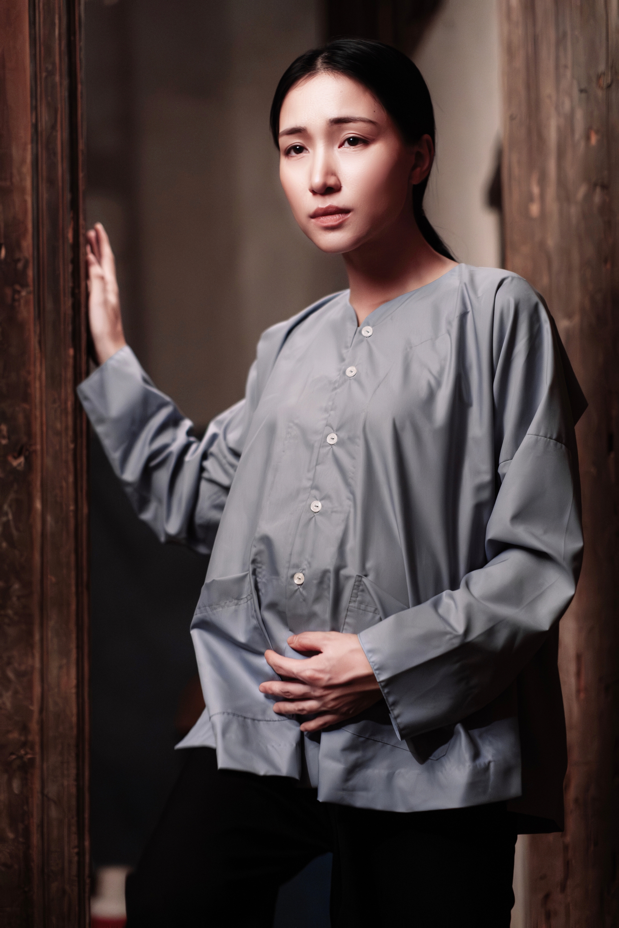 Hậu trường MV "Nỗi Đau Giữa Hòa Bình" của Hòa Minzy: Stylist biến ký ức thời bao cấp thành thời trang màn ảnh- Ảnh 12. Hậu trường MV "Nỗi Đau Giữa Hòa Bình" của Hòa Minzy: Stylist biến ký ức thời bao cấp thành thời trang màn ảnh- Ảnh 12.