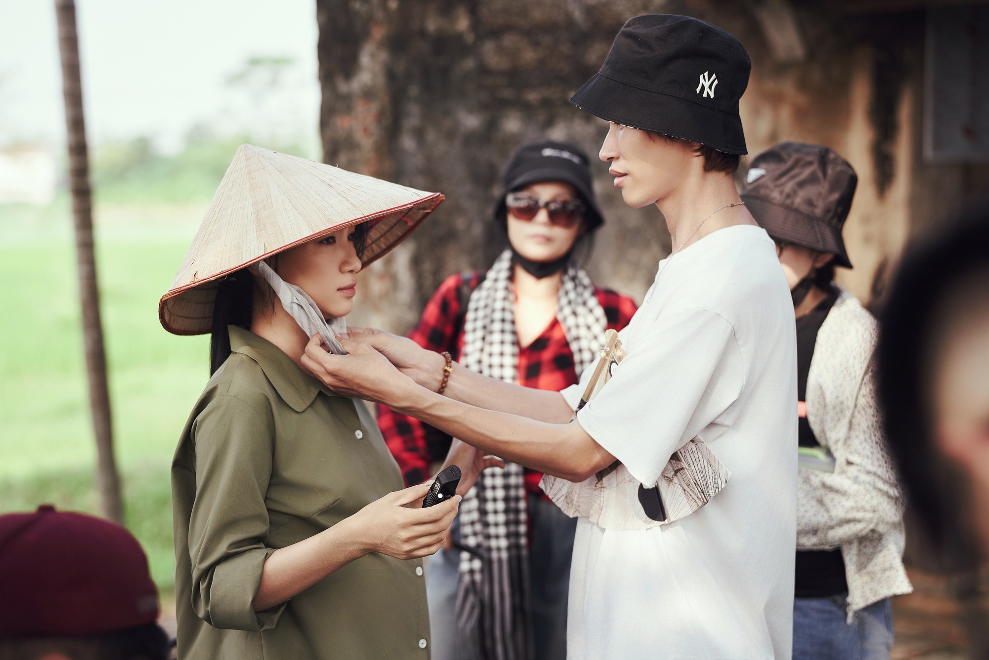 Hậu trường MV "Nỗi Đau Giữa Hòa Bình" của Hòa Minzy: Stylist biến ký ức thời bao cấp thành thời trang màn ảnh- Ảnh 8. Hậu trường MV "Nỗi Đau Giữa Hòa Bình" của Hòa Minzy: Stylist biến ký ức thời bao cấp thành thời trang màn ảnh- Ảnh 8.