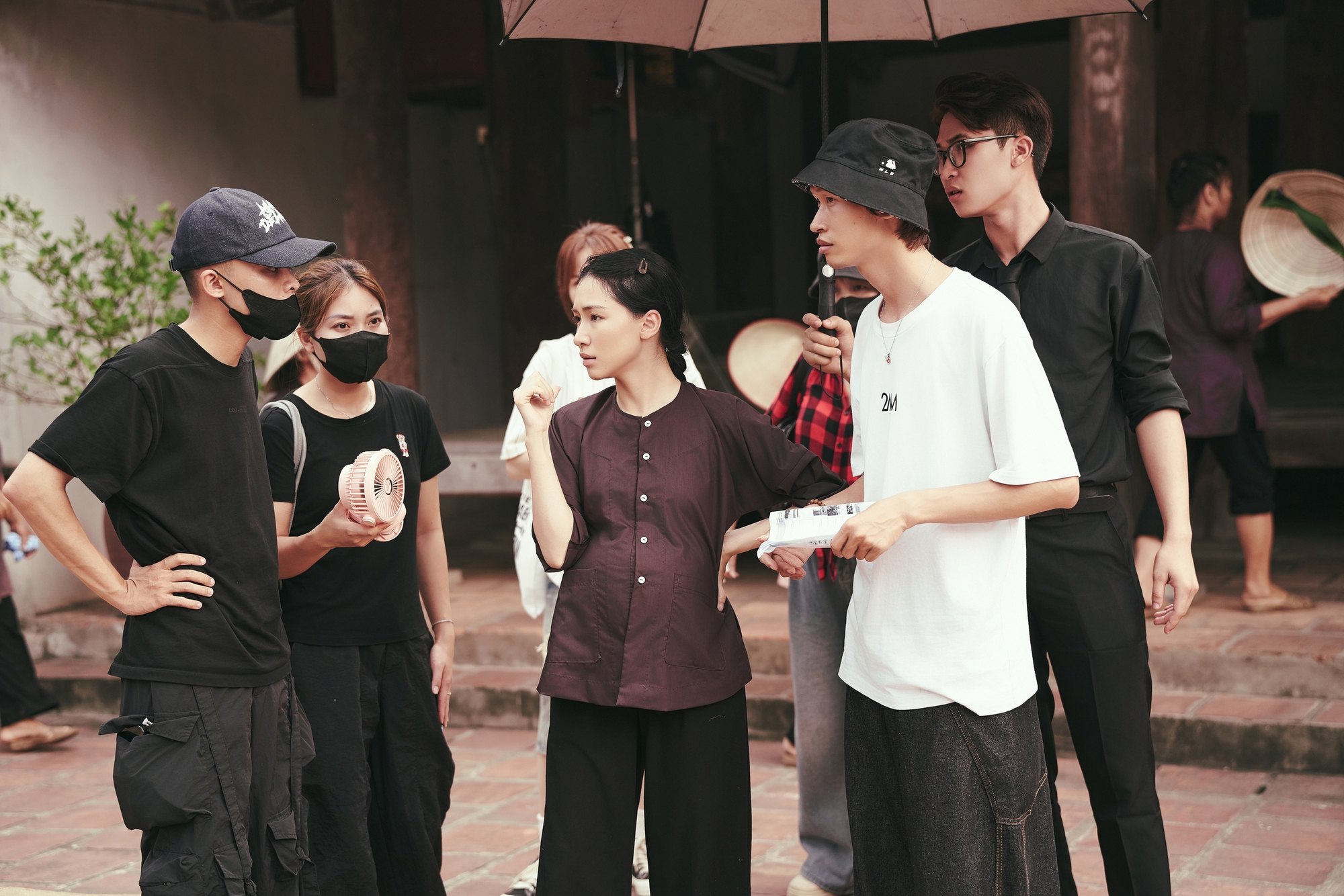 Hậu trường MV "Nỗi Đau Giữa Hòa Bình" của Hòa Minzy: Stylist biến ký ức thời bao cấp thành thời trang màn ảnh- Ảnh 14. Hậu trường MV "Nỗi Đau Giữa Hòa Bình" của Hòa Minzy: Stylist biến ký ức thời bao cấp thành thời trang màn ảnh- Ảnh 14.