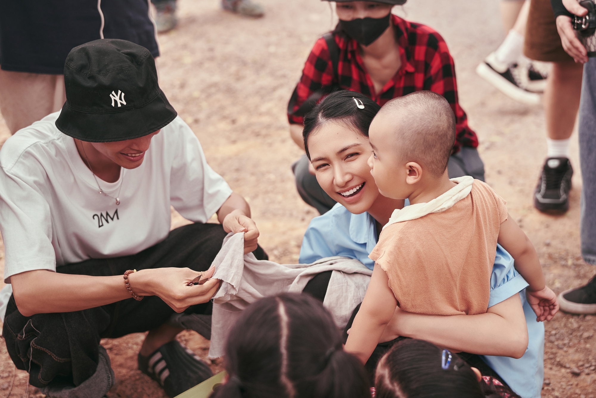 Hậu trường MV "Nỗi Đau Giữa Hòa Bình" của Hòa Minzy: Stylist biến ký ức thời bao cấp thành thời trang màn ảnh- Ảnh 9. Hậu trường MV "Nỗi Đau Giữa Hòa Bình" của Hòa Minzy: Stylist biến ký ức thời bao cấp thành thời trang màn ảnh- Ảnh 9.