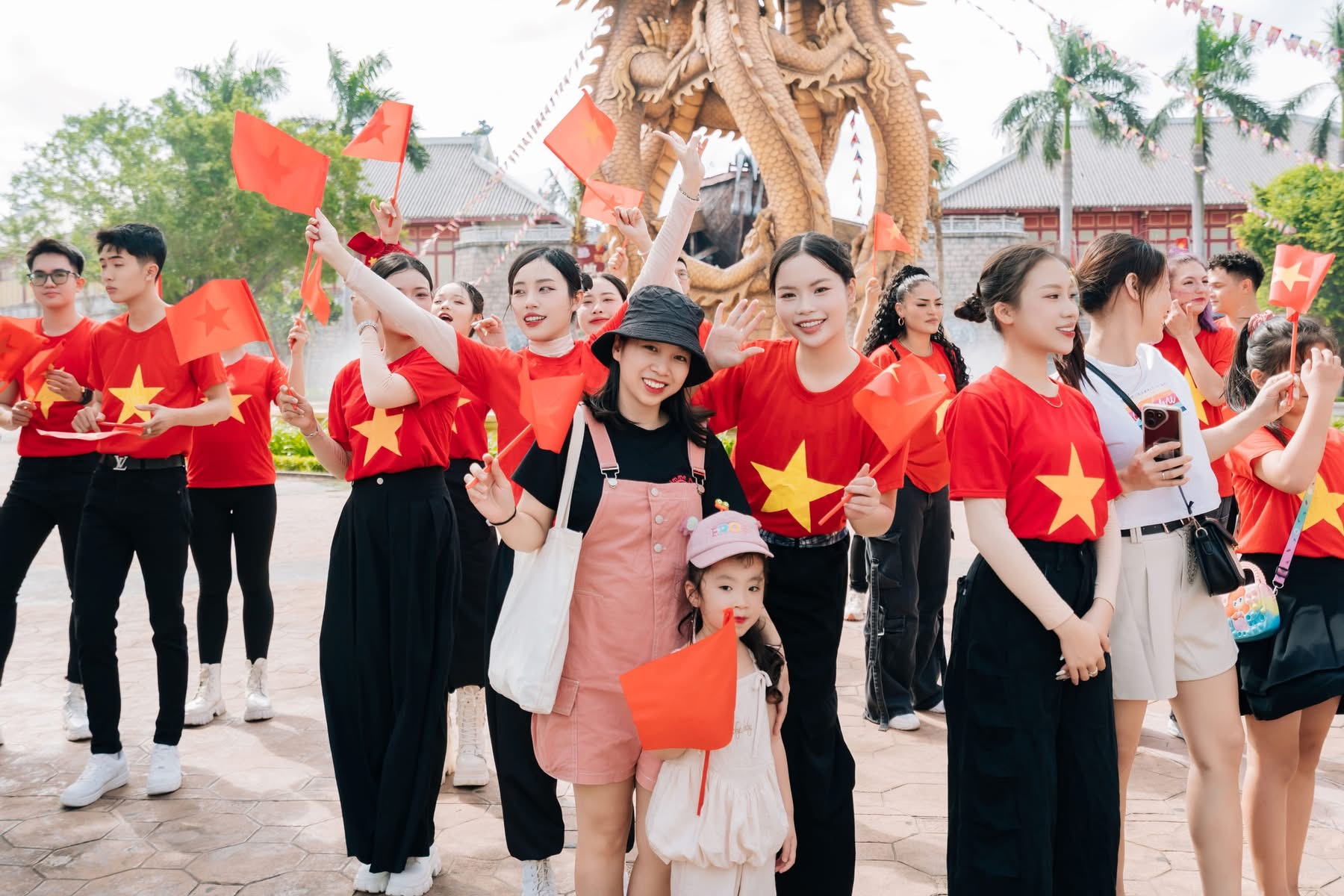 Du khách đổ về Bãi Cháy ngắm pháo hoa, ‘săn’ khoảnh khắc rực rỡ cờ hoa dịp lễ 2/9- Ảnh 4.