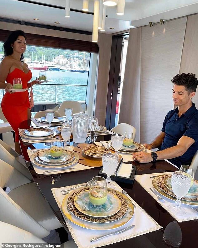 So kè đẳng cấp chơi sang: Du thuyền của Beckham đắt gấp đôi nhưng lại "hít khói" Ronaldo ở một điểm- Ảnh 5.