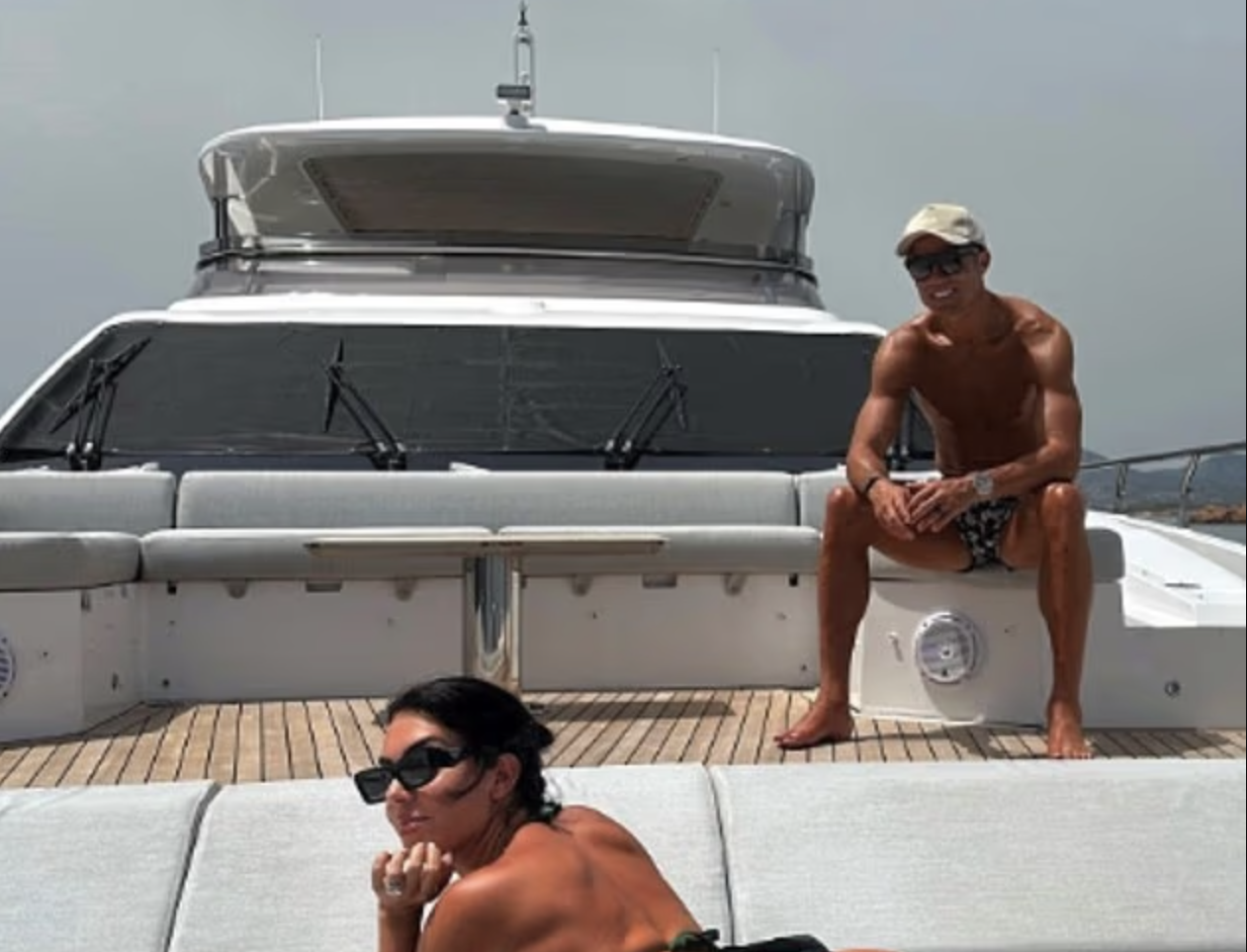 So kè đẳng cấp chơi sang: Du thuyền của Beckham đắt gấp đôi nhưng lại "hít khói" Ronaldo ở một điểm- Ảnh 4.