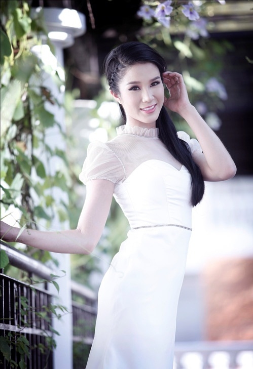 Chị đẹp Vbiz từng bị gọi là "tượng sáp sống", nghi dao kéo hỏng giống Park Bom- Ảnh 3. Chị đẹp Vbiz từng bị gọi là "tượng sáp sống", nghi dao kéo hỏng giống Park Bom- Ảnh 3.