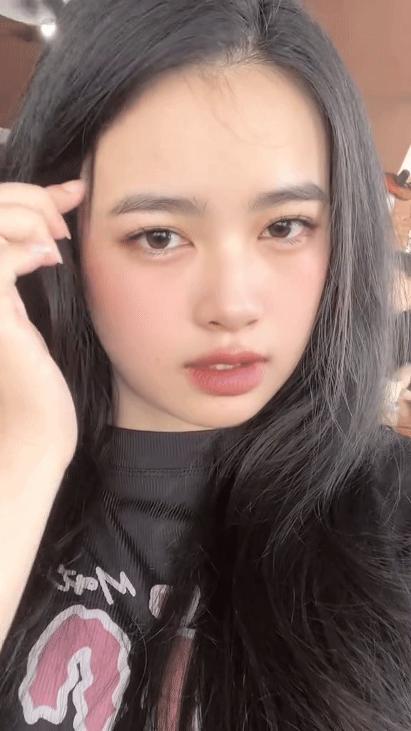 Cả TikTok học theo Hải Tú đưa tay vén tóc, ánh mắt "viral ": Bản gốc vẫn thắng đậm?- Ảnh 3. Cả TikTok học theo Hải Tú đưa tay vén tóc, ánh mắt "viral ": Bản gốc vẫn thắng đậm?- Ảnh 3.