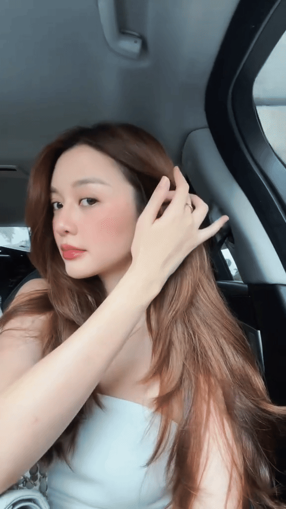 Cả TikTok học theo Hải Tú đưa tay vén tóc, ánh mắt "viral ": Bản gốc vẫn thắng đậm?- Ảnh 2. Cả TikTok học theo Hải Tú đưa tay vén tóc, ánh mắt "viral ": Bản gốc vẫn thắng đậm?- Ảnh 2.