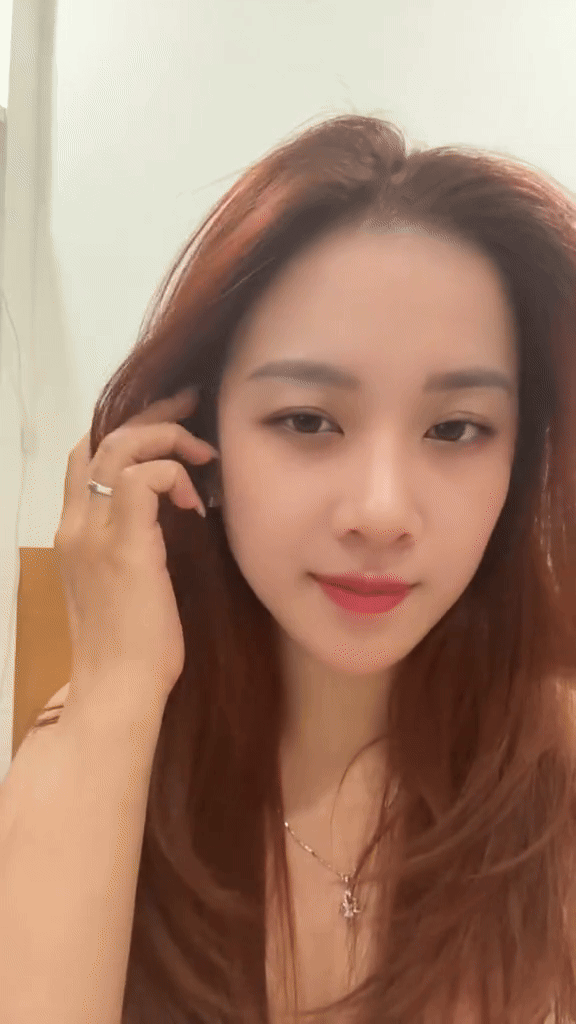 Cả TikTok học theo Hải Tú đưa tay vén tóc, ánh mắt "viral ": Bản gốc vẫn thắng đậm?- Ảnh 4. Cả TikTok học theo Hải Tú đưa tay vén tóc, ánh mắt "viral ": Bản gốc vẫn thắng đậm?- Ảnh 4.