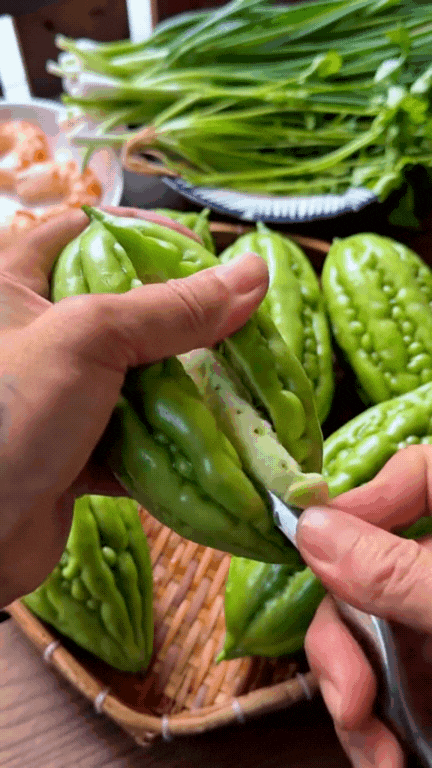 Món khổ qua nhồi thịt làm thêm bước này vừa sang xịn hơn mà ăn ngon bất ngờ, đến nhà hàng cũng phải "chào thua"- Ảnh 4.