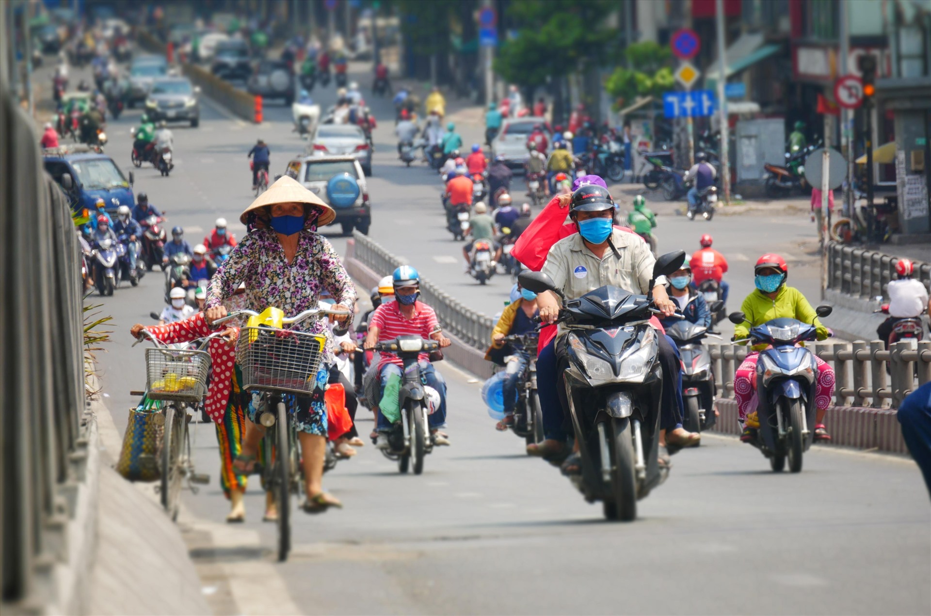 "Bà chằn" - Đợt hạn hán đang gây nắng nóng bất thường giữa mùa mưa ở TPHCM - Ảnh 1. "Bà chằn" - Đợt hạn hán đang gây nắng nóng bất thường giữa mùa mưa ở TPHCM - Ảnh 1.