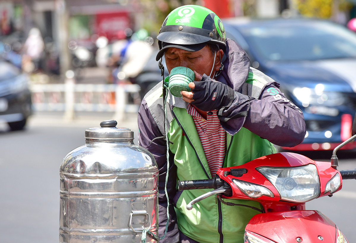 "Bà chằn" - Đợt hạn hán đang gây nắng nóng bất thường giữa mùa mưa ở TPHCM - Ảnh 2. "Bà chằn" - Đợt hạn hán đang gây nắng nóng bất thường giữa mùa mưa ở TPHCM - Ảnh 2.