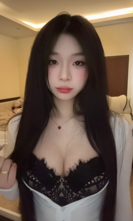 Đứng im quay TikTok vẫn hút 7 triệu view, một hot girl tên Linh khiến cả triệu game thủ "không dám" nhìn mặt- Ảnh 3. Đứng im quay TikTok vẫn hút 7 triệu view, một hot girl tên Linh khiến cả triệu game thủ "không dám" nhìn mặt- Ảnh 3.