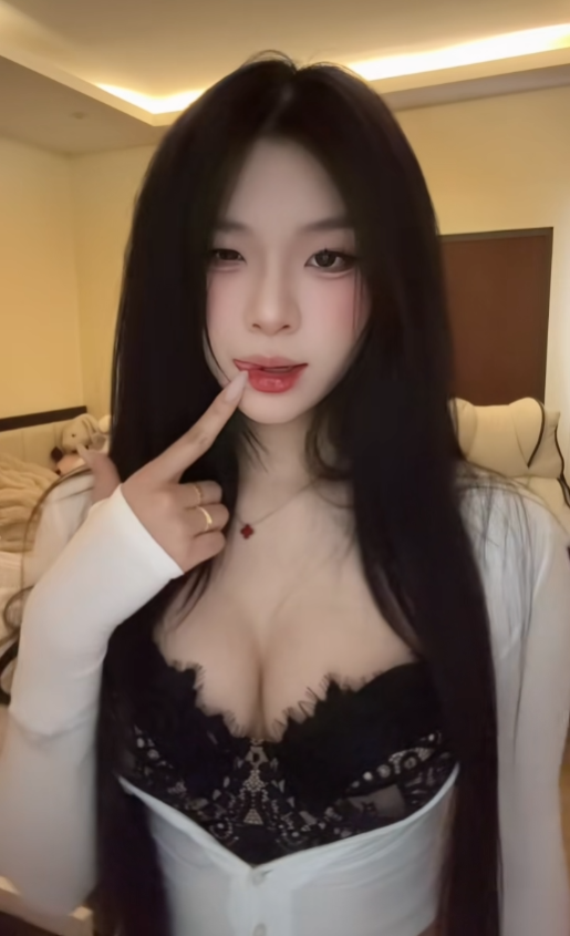 Đứng im quay TikTok vẫn hút 7 triệu view, một hot girl tên Linh khiến cả triệu game thủ "không dám" nhìn mặt- Ảnh 4. Đứng im quay TikTok vẫn hút 7 triệu view, một hot girl tên Linh khiến cả triệu game thủ "không dám" nhìn mặt- Ảnh 4.