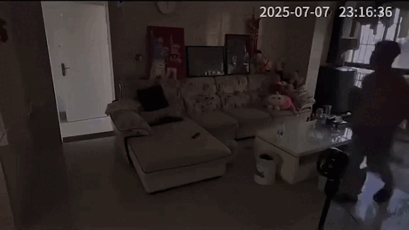 Trích xuất camera lúc nửa đêm, người đàn ông hãi hùng khi thấy 7 bóng người đứng sau lưng mình, sự thật  ngã ngửa- Ảnh 2.
