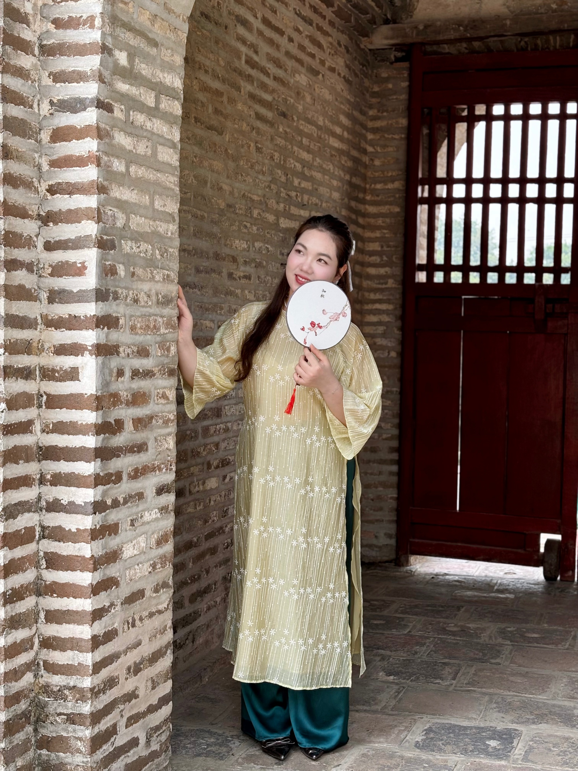 Những thiết kế áo dài thướt tha mà vẫn tôn dáng dành cho các nàng có vóc dáng đầy đặn- Ảnh 8.