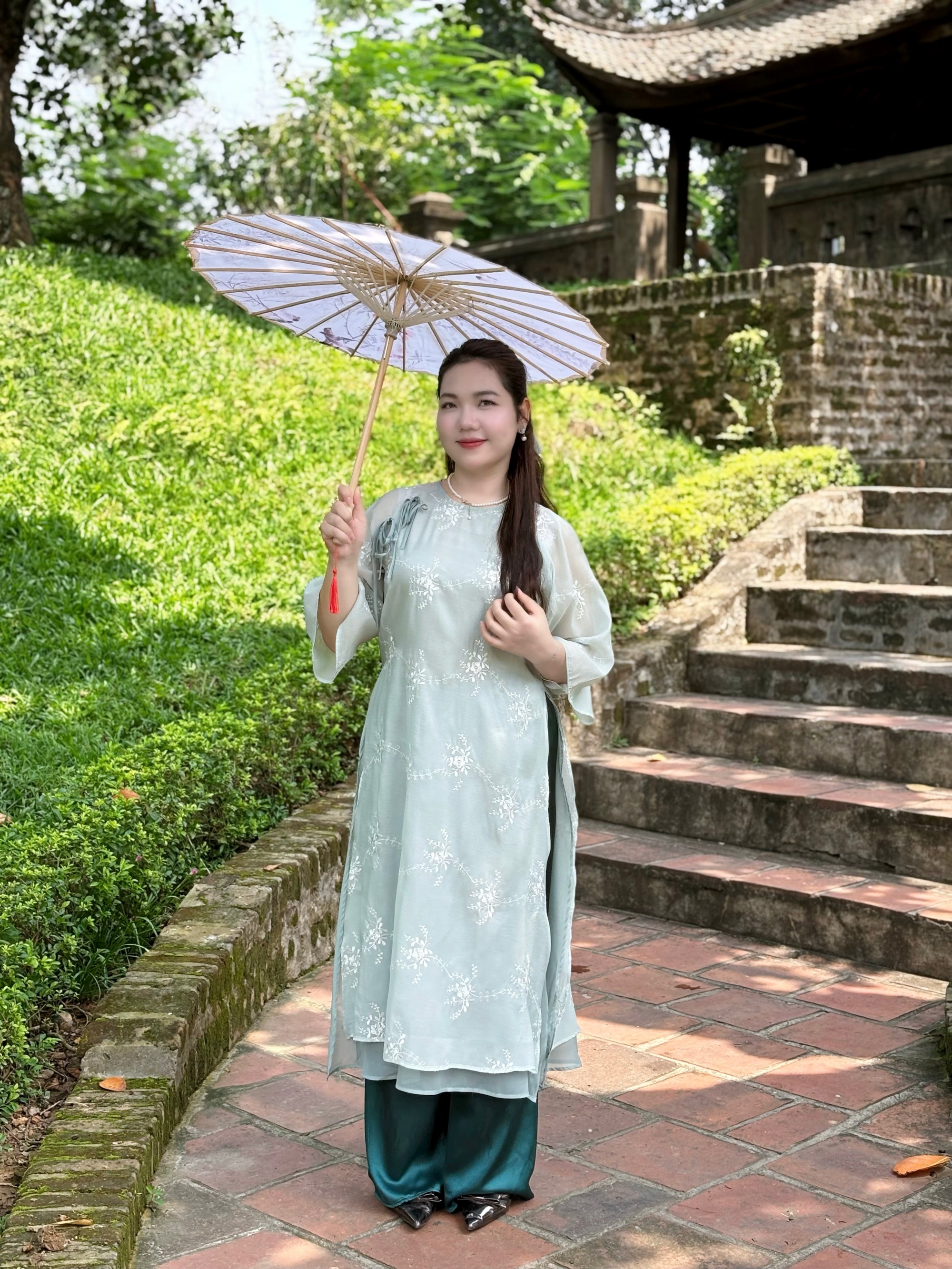 Những thiết kế áo dài thướt tha mà vẫn tôn dáng dành cho các nàng có vóc dáng đầy đặn- Ảnh 2.