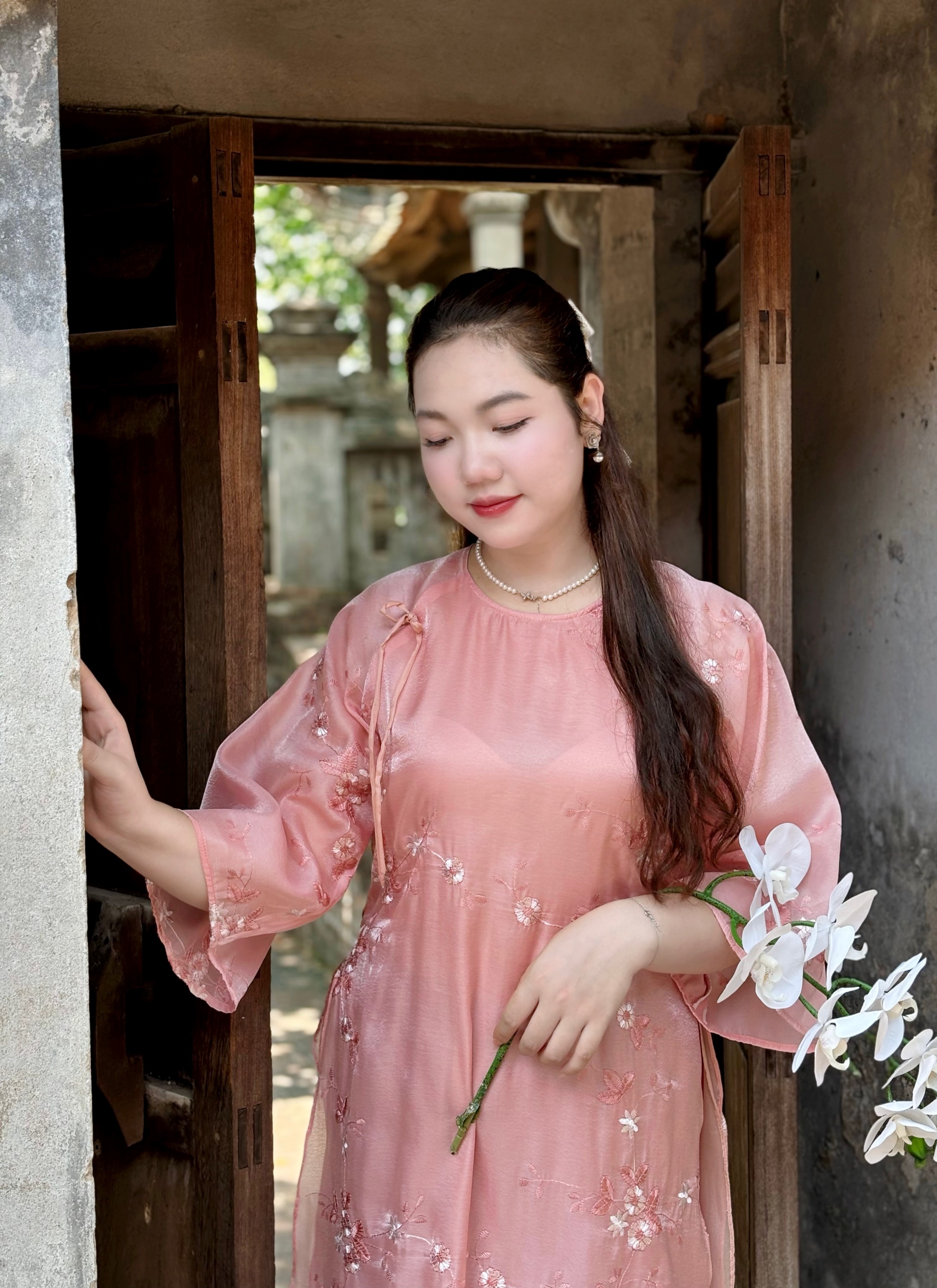 Những thiết kế áo dài thướt tha mà vẫn tôn dáng dành cho các nàng có vóc dáng đầy đặn- Ảnh 6.