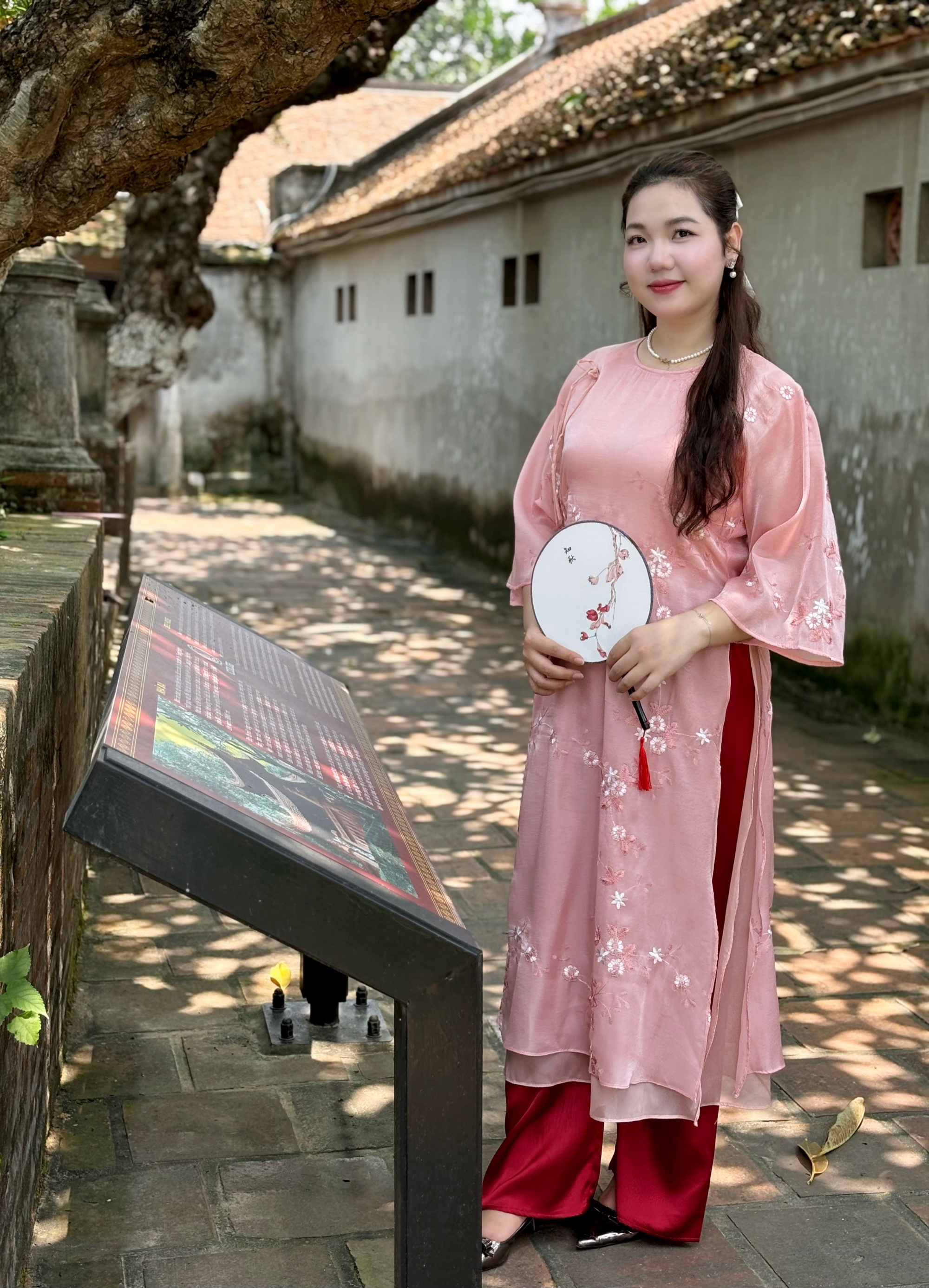 Những thiết kế áo dài thướt tha mà vẫn tôn dáng dành cho các nàng có vóc dáng đầy đặn- Ảnh 5.