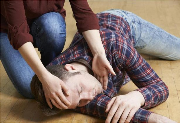 6 việc cần làm ngay và 3 việc không được làm để "cứu mạng" người bị đột quỵ- Ảnh 1. 6 việc cần làm ngay và 3 việc không được làm để "cứu mạng" người bị đột quỵ- Ảnh 1.