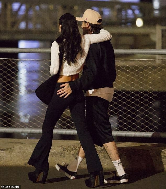 Paparazzi tóm cảnh Brooklyn Beckham có hành động thân mật quá đà giữa phố với vợ tỷ phú khiến dân tình ngượng đỏ mặt- Ảnh 3.