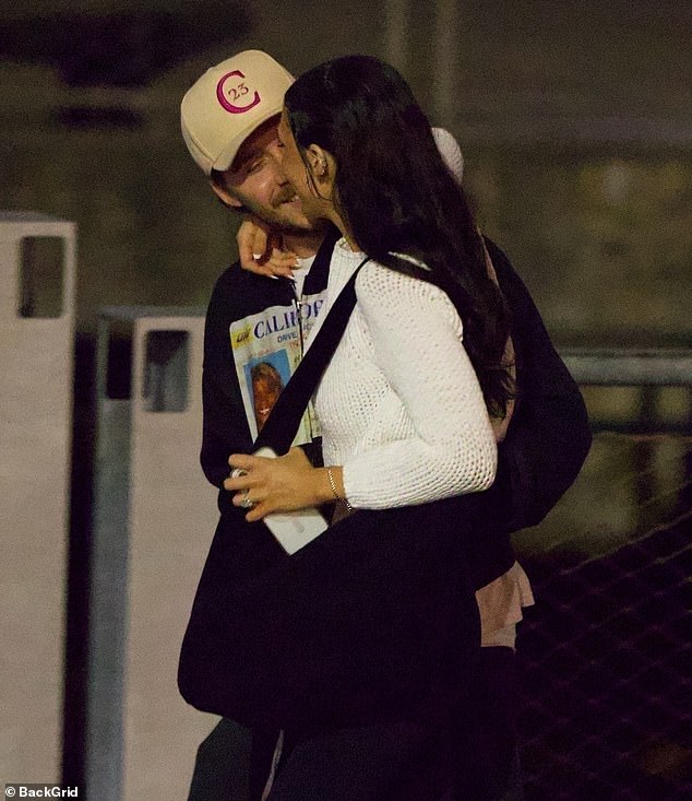 Paparazzi tóm cảnh Brooklyn Beckham có hành động thân mật quá đà giữa phố với vợ tỷ phú khiến dân tình ngượng đỏ mặt- Ảnh 1.