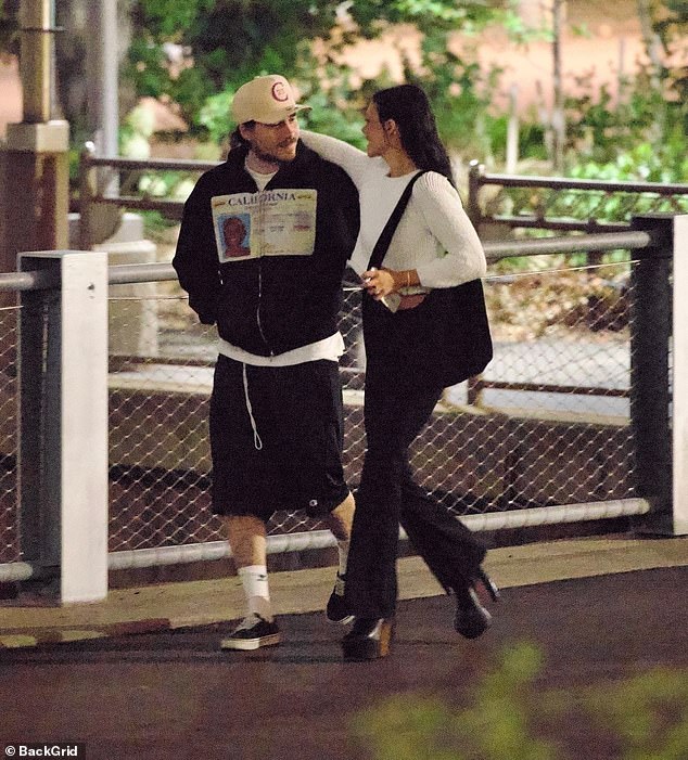 Paparazzi tóm cảnh Brooklyn Beckham có hành động thân mật quá đà giữa phố với vợ tỷ phú khiến dân tình ngượng đỏ mặt- Ảnh 2.