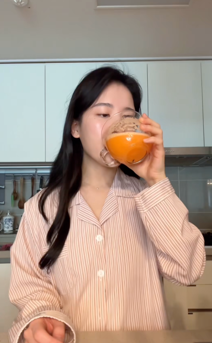 Chống già ở tuổi ngoài 35: Mỗi ngày uống một cốc nước màu cam được ví như "vitamin C trẻ hóa" làn da- Ảnh 1.
