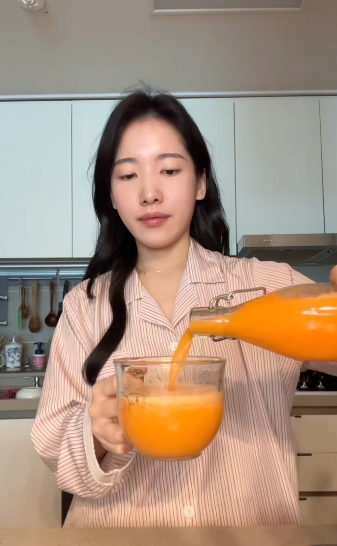 Chống già ở tuổi ngoài 35: Mỗi ngày uống một cốc nước màu cam được ví như "vitamin C trẻ hóa" làn da- Ảnh 2.