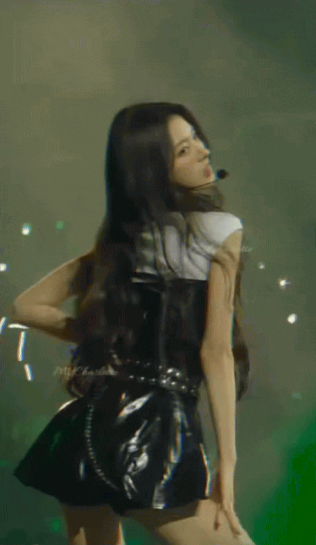 Vóc dáng hoàn hảo của tân binh đẹp nhất Kpop hóa ra chỉ là "đồ fake"?- Ảnh 6.
