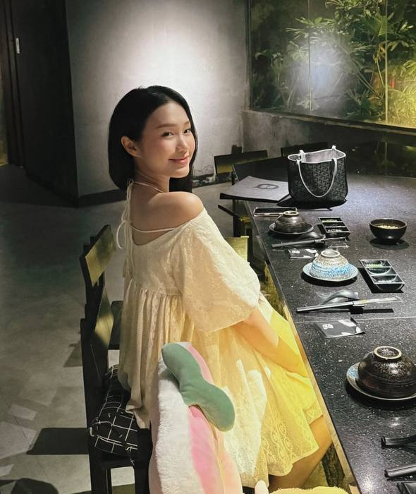 Mẹ vợ hot nhất làng bóng đá khoe chân dài cực phẩm, nhìn sang Doãn Hải My: Sao y bản chính!- Ảnh 8. Mẹ vợ hot nhất làng bóng đá khoe chân dài cực phẩm, nhìn sang Doãn Hải My: Sao y bản chính!- Ảnh 8.