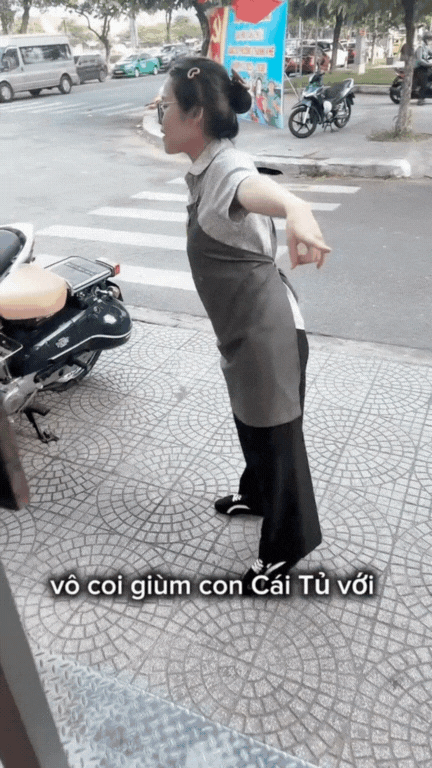 Trend ấm lòng nhất hiện nay: Nhân viên hàng quán đồng loạt "lừa" chú bảo vệ để làm hành động này- Ảnh 1.