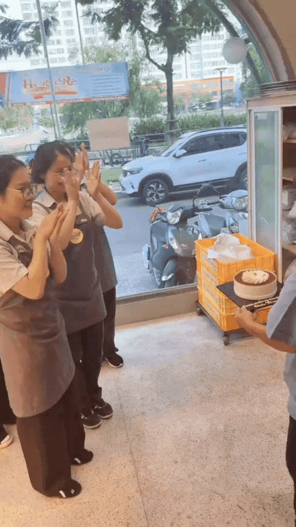 Trend ấm lòng nhất hiện nay: Nhân viên hàng quán đồng loạt "lừa" chú bảo vệ để làm hành động này- Ảnh 9.