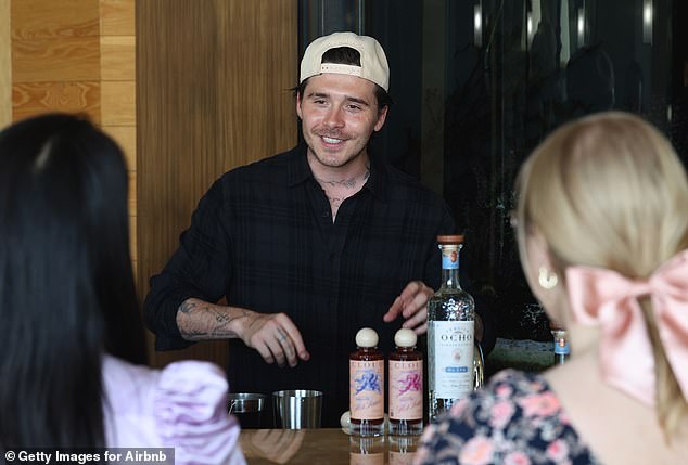 Con trai cả nhà Beckham trổ tài vào bếp tận hưởng niềm vui giữa đỉnh điểm mâu thuẫn với gia đình- Ảnh 1.
