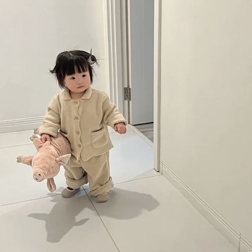 Con kéo tay bố mẹ lấy hộ đồ dù có thể nói và tự làm được, liệu có đáng lo ngại?- Ảnh 1.