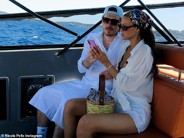 Bên trong lễ làm mới lời thề hôn nhân của vợ chồng con cả Beckham: Tiệc xa hoa 200 khách, nhà nội không được mời!- Ảnh 3.