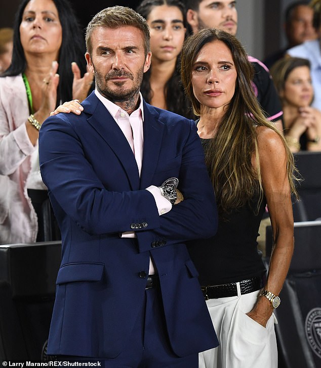 Bên trong lễ làm mới lời thề hôn nhân của vợ chồng con cả Beckham: Tiệc xa hoa 200 khách, nhà nội không được mời!- Ảnh 2.