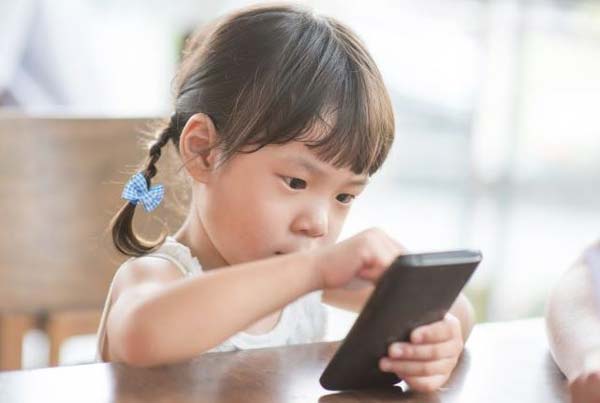 Trẻ em nhìn chằm chằm vào "thứ này" trong thời gian dài có nguy cơ mắc bệnh tim cao hơn 50%- Ảnh 2.