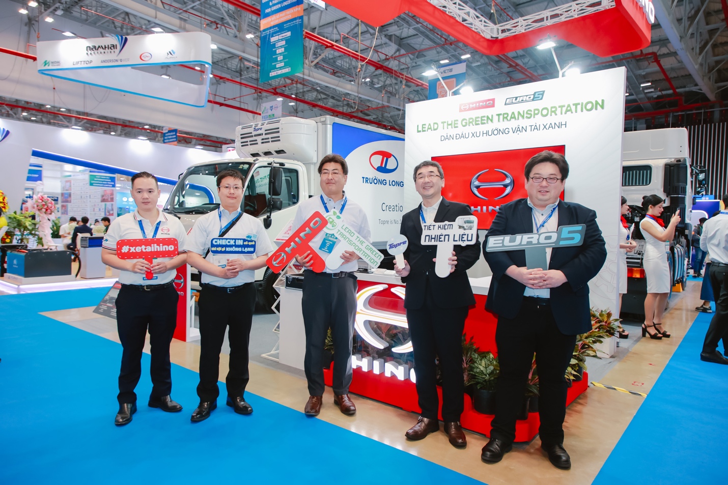Hino Motors Việt Nam giới thiệu dòng xe tải Euro5 và IHINO-CONNECT tại VILOG 2025- Ảnh 2.