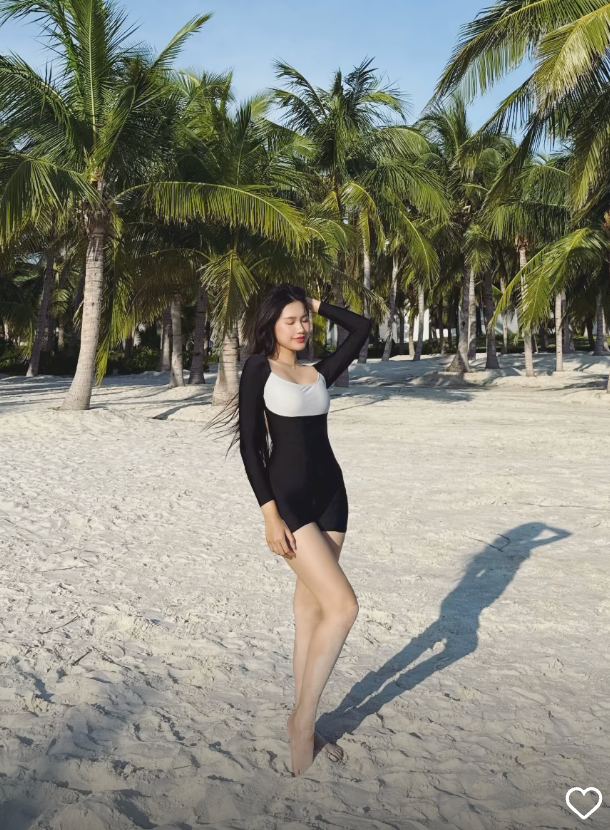 Mê mẩn bóng lưng yêu kiều của mỹ nữ trên bãi biển, hoá ra là nàng WAG "bạch nguyệt quang" làng bóng đá- Ảnh 6. Mê mẩn bóng lưng yêu kiều của mỹ nữ trên bãi biển, hoá ra là nàng WAG "bạch nguyệt quang" làng bóng đá- Ảnh 6.