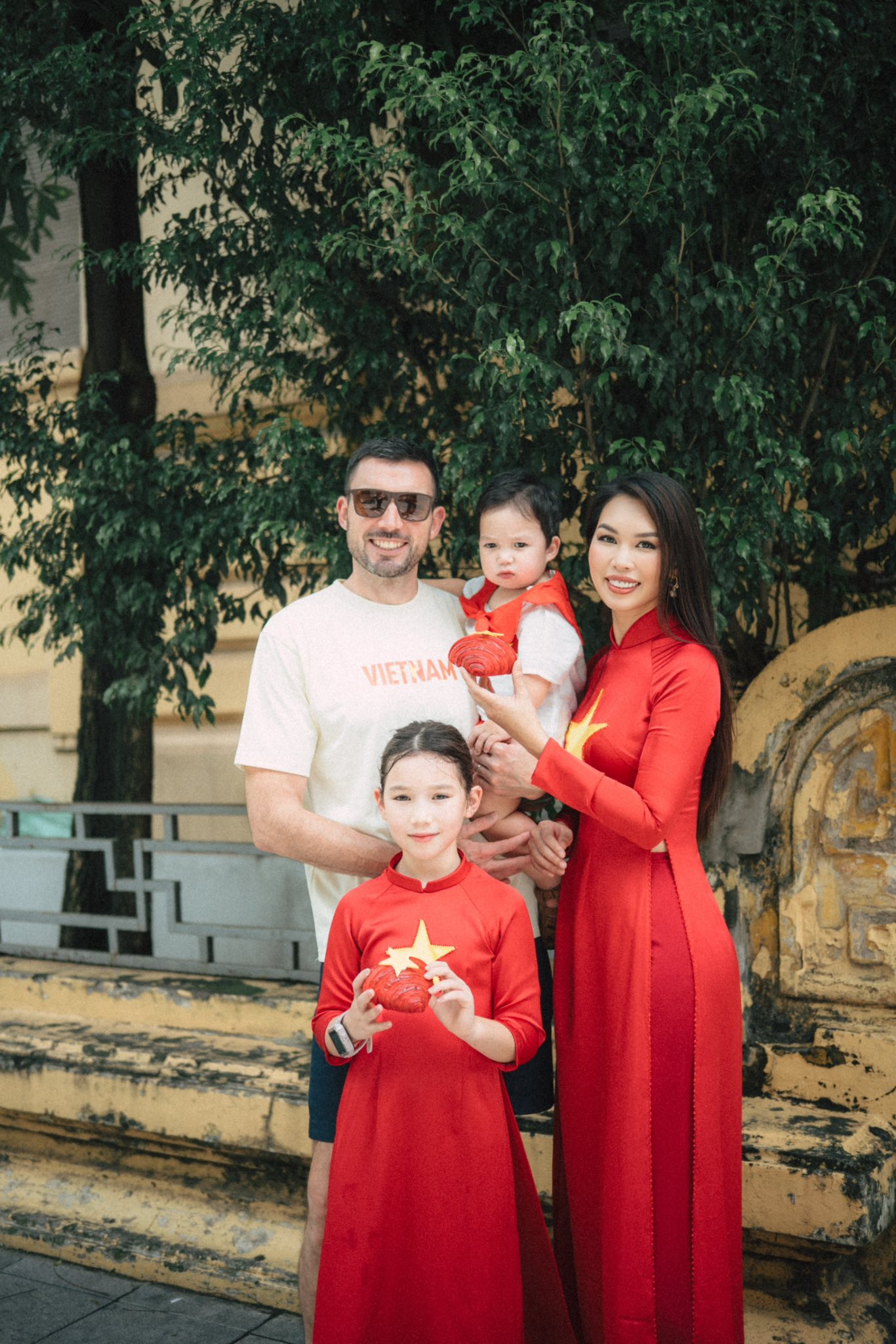 Dàn sao nhuộm đỏ MXH, không khí vui hơn Tết: Outfit xịn nhất chính là Dàn sao nhuộm đỏ MXH, không khí vui hơn Tết: Outfit xịn nhất chính là