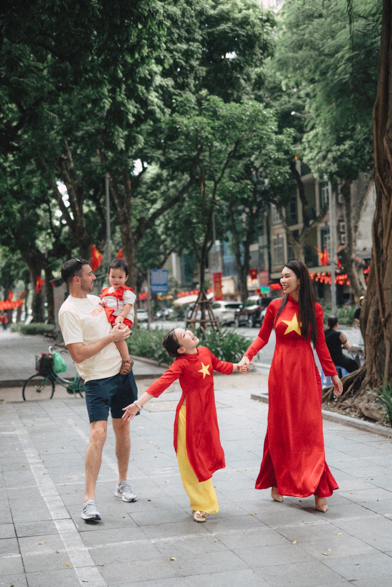 Dàn sao nhuộm đỏ MXH, không khí vui hơn Tết: Outfit xịn nhất chính là Dàn sao nhuộm đỏ MXH, không khí vui hơn Tết: Outfit xịn nhất chính là