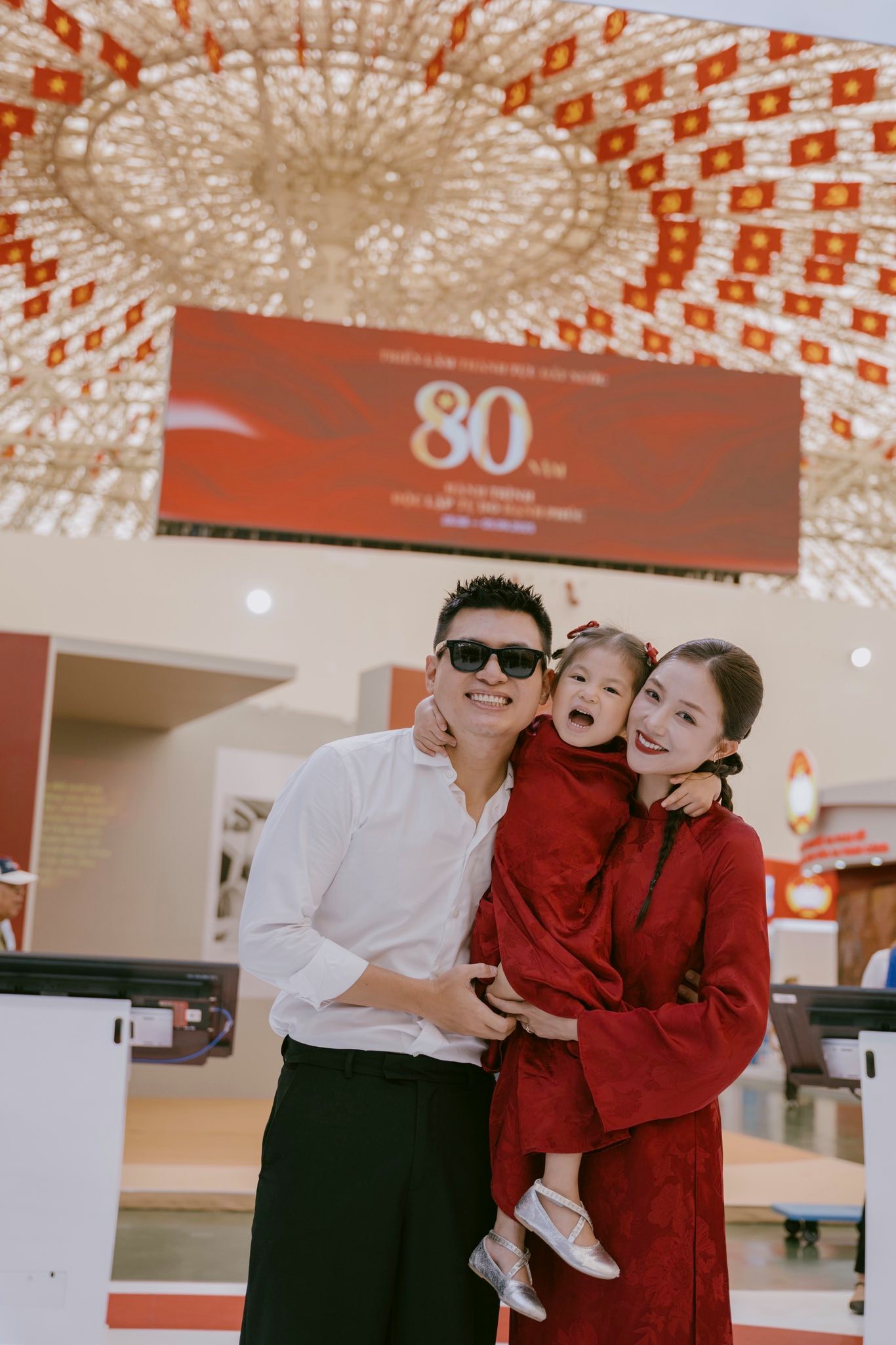 Dàn sao nhuộm đỏ MXH, không khí vui hơn Tết: Outfit xịn nhất chính là Dàn sao nhuộm đỏ MXH, không khí vui hơn Tết: Outfit xịn nhất chính là