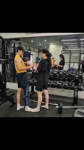 Theo chồng đi tập trị liệu sau ca mổ, Á hậu Phương Nga tranh thủ tập boxing khiến netizen "rén" thay Bình An- Ảnh 3.